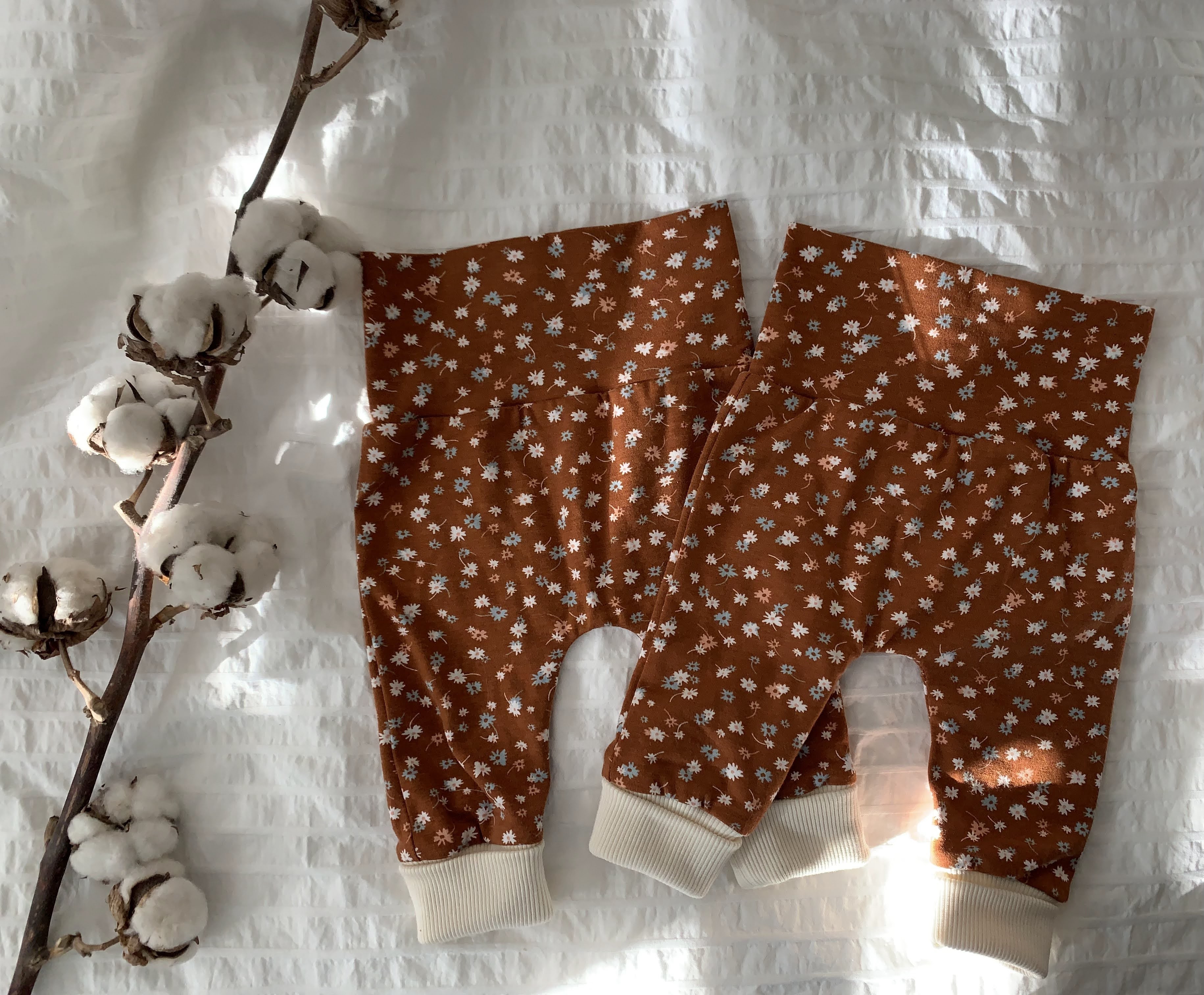 Coudre des pantalons bébés et bambins avec un patron gratuit!